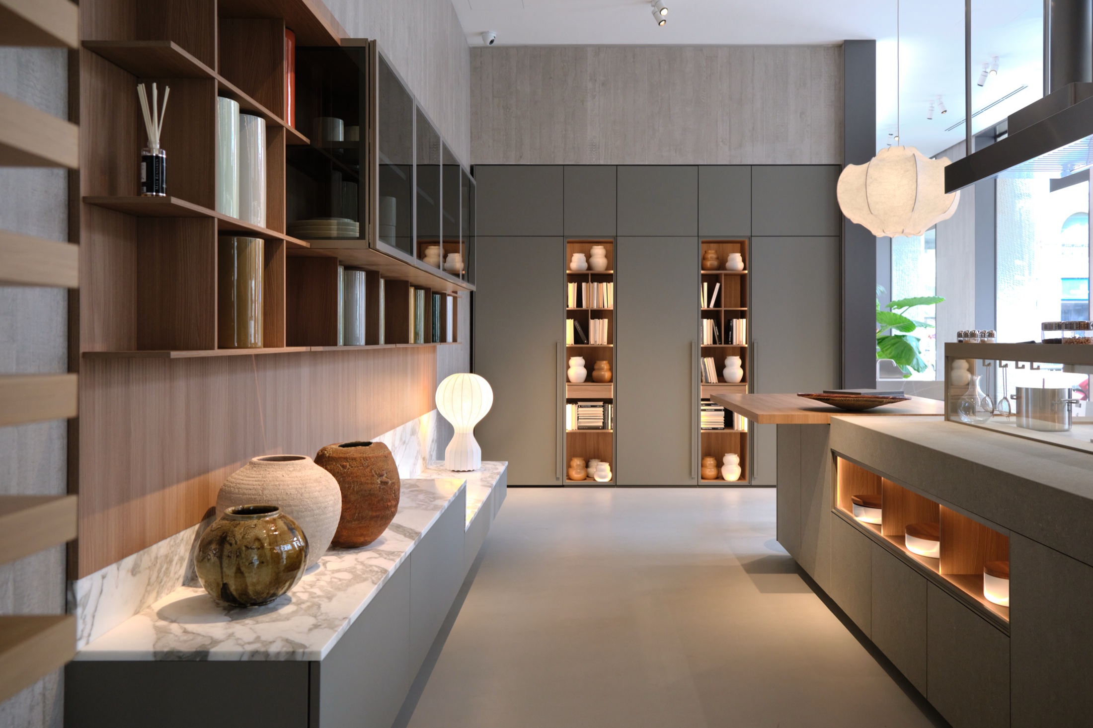 Ambiente arredato con librerie in legno, vetrine illuminate e superfici in pietra
